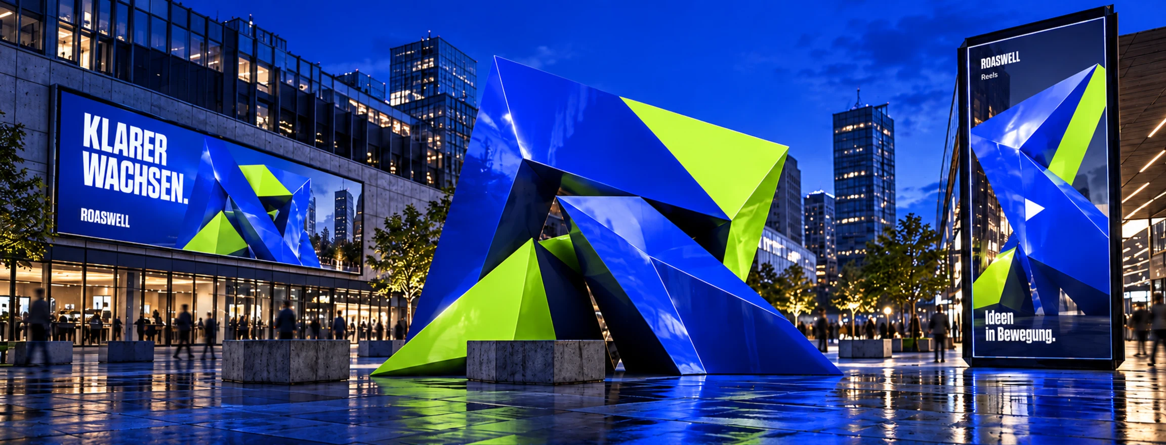 KI-Studio-Konzept: blaue und limettengrüne Kampagnenskulptur zwischen Anzeigenformaten in einer Stadtszene. Keine Kundenarbeit.